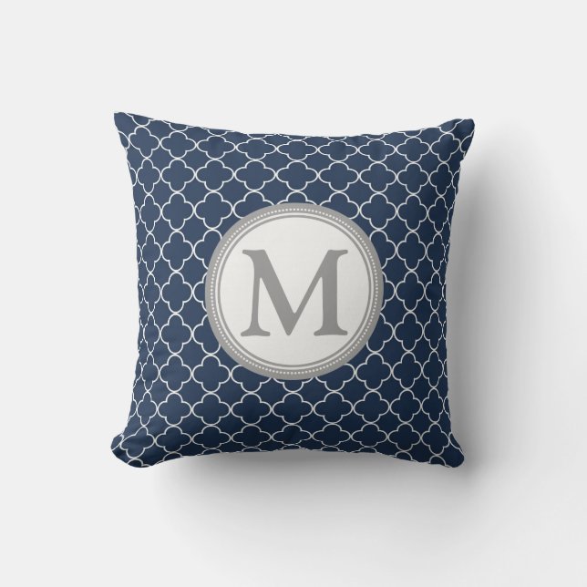 Blaues Grau Quatrefoil Monogramm-dekoratives Kissen (Vorderseite)