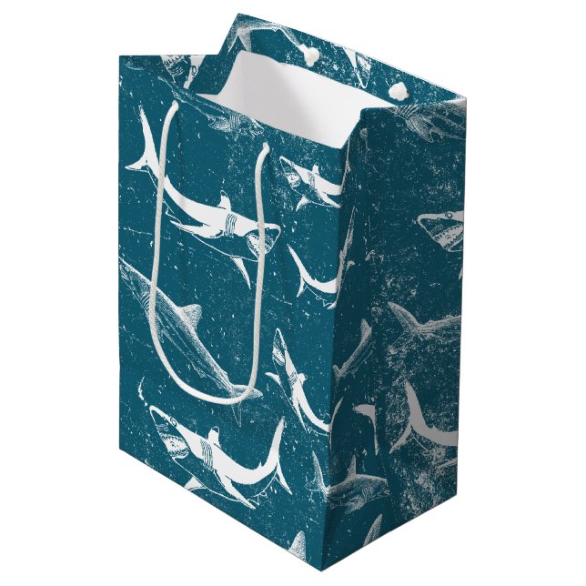 Blaues Hai-Muster Mittlere Geschenktüte (Vorderseite Schrägansicht)