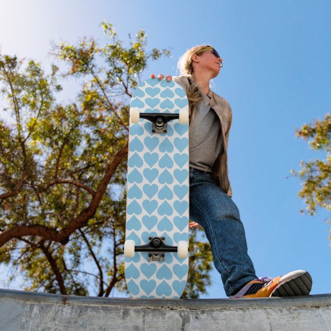 Blaues Herzmuster, Romantik, Liebe Skateboard (Außenbereich 1)