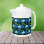 Blaues Hydrangea Bloms Blumenmuster<br><div class="desc">Weiße Keramik Teekanne mit Deckel,  die ein Foto von schönen,  blauen Mophead Hydrangea Blüten in einem wiederholt aufgedruckten Muster. Ein schönes,  blumengeschmücktes Design!</div>