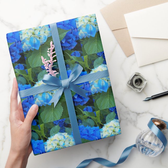 Blaues Hydrangea Bloms Blumenmuster Geschenkpapier (Schenken)