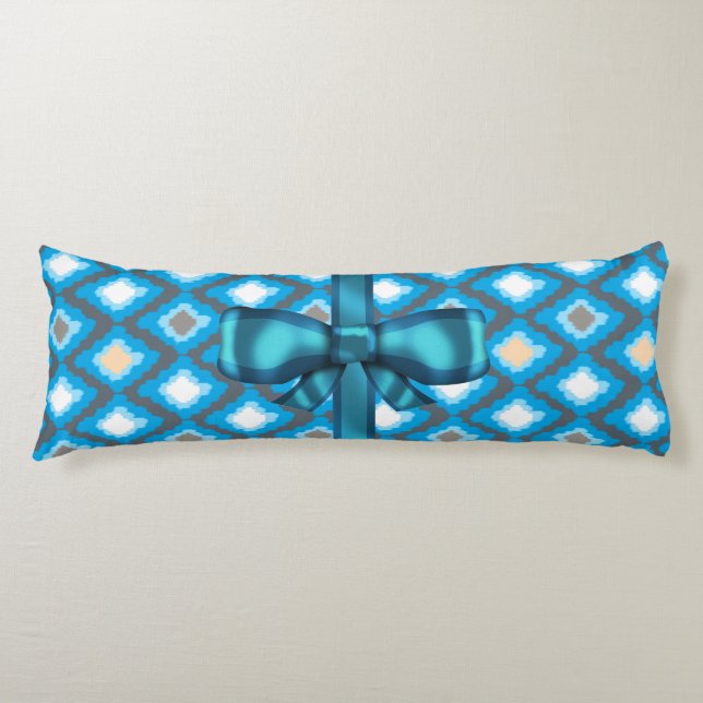 Blaues Ikat-Diamanten-Muster und Blauer Bow Custom Seitenschläferkissen (Vorderseite)