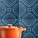 Blaues Kaleidoskop-Mosaikmuster Fliese<br><div class="desc">Diese Keramik-Kachel zeichnet sich durch symmetrische Muster aus, die eine Aura der Eleganz und Eleganz ausstrahlen. Der tiefblaue Hintergrund dient als Leinwand für die faszinierenden geometrischen Formen in helleren Blau- und Weißtönen. Diese Formen erzeugen einen kaleidoskopischen Effekt, der das Auge des Betrachters in den Mittelpunkt der Kachel zeichne. Jedes Element...</div>