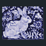 Blaues Kaninchen Walland Elegante Tierkunst Puzzle<br><div class="desc">Dunkelblau und weiß verbinden sich in diesem eleganten Tier- und Naturthemenpuzzle. Umgeben von stilvollen Blumenmotiven, Beeren- und Blattdesigns ist ein Hasen aus Holz umgeben, inspiriert von antiken Töpfermotiven aus Delft, Dedham und orientalischer Chinoiserie. Klassisch und zeitlos wird die Kunst dieses schönen Acrylpuzzles nicht nur eine lustige Aktivität sein, sondern auch...</div>