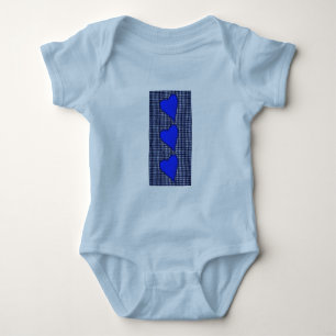 Blaues kariertes Herz Baby Strampler