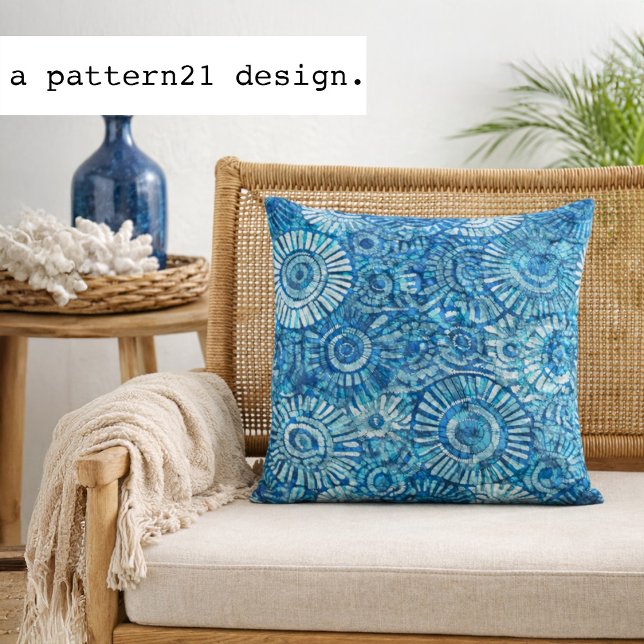 blaues Kreis-Batikmuster Kissen (Hand dyed batik style pillow adds bold ocean blue pattern to relaxed coastal spaces)