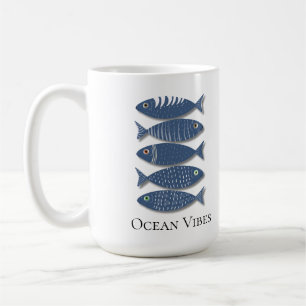 Blaues Küstenfisch-Muster im Beige-Hintergrund Kaffeetasse