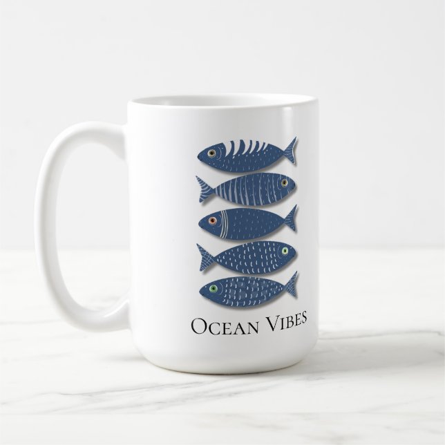 Blaues Küstenfisch-Muster im Beige-Hintergrund Kaffeetasse (Links)