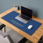 Blaues Leder Maskuline Personalisiert Eleganter NA Schreibtischunterlage<br><div class="desc">Das Design verfügt über ein digitales Grafik-Bild zur Simulation einer Lederstruktur und diese Vorlage kann an alle beruflichen Beruf angepasst werden. Dieses elegante blaue Imitat Lederheft ist ein männliches Bürogeschenk für Mitarbeiter. Ideal für berufliche Schreibtische oder Büros für jeden Beruf. BITTE BEACHTEN: LEDER IST EIN DRUCKENDER EFFEKT</div>