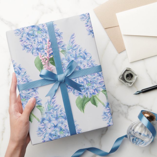 Blaues Lilacs-Muster Geschenkpapier (Schenken)
