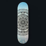 Blaues Mandala Geometrisches Abstraktes Muster Skateboard<br><div class="desc">Ein wunderschönes mandala symmetrisches geometrisches Muster auf einem blauen Buh-Shimmer-Hintergrund.</div>