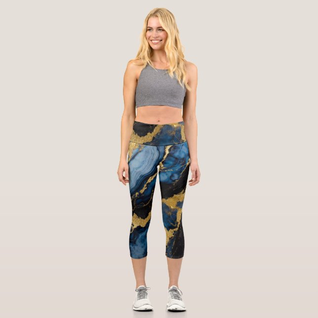 Blaues Marmormuster mit Gold Capri Leggings (Vorderseite)