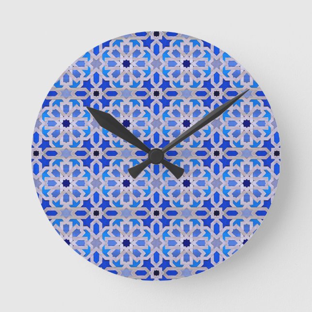Blaues marokkanisches geometrisches Muster Runde Wanduhr (Vorderseite)