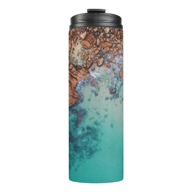 Blaues Meer und Felsen Thermosbecher (Vorderseite)