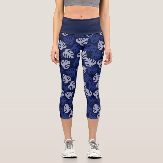 Blaues Monstera-Blatt-Muster auf der Tiefsee Capri Leggings (Vorderseite)