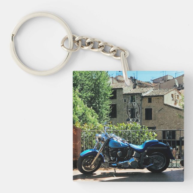Blaues Motorrad im antiken Valbonne Frankreich Schlüsselanhänger (Vorderseite)