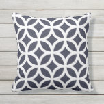 Blaues Muster Außenpolster Kissen Für Draußen<br><div class="desc">Navy Blau verbindet kreisförmige Muster Außenkissen. Made in the USA. UV- und mildbeständige Gartenkissen oder Sitzkissen mit modernen Designs in hellen Sommerfarben. Erhältlich in 16 oder 20 Zoll Quadrat und 13 mal 21 rechteckige Größen. Einschließlich einfügen. (Auch als Innencouch oder Sofa-Kopfkissen erhältlich, wählen Sie einfach Baumwolle oder Polyester aus der...</div>