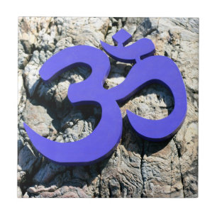 blaues OM decken mit Ziegeln Fliese