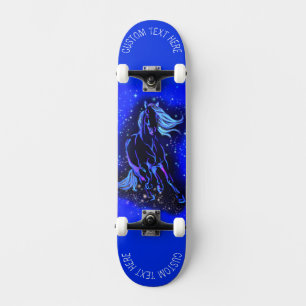 Blaues Pferd läuft auf der Skateboard für die Ster