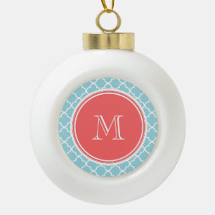 Blaues Quatrefoil Muster, korallenrotes Monogramm Keramik Kugel-Ornament