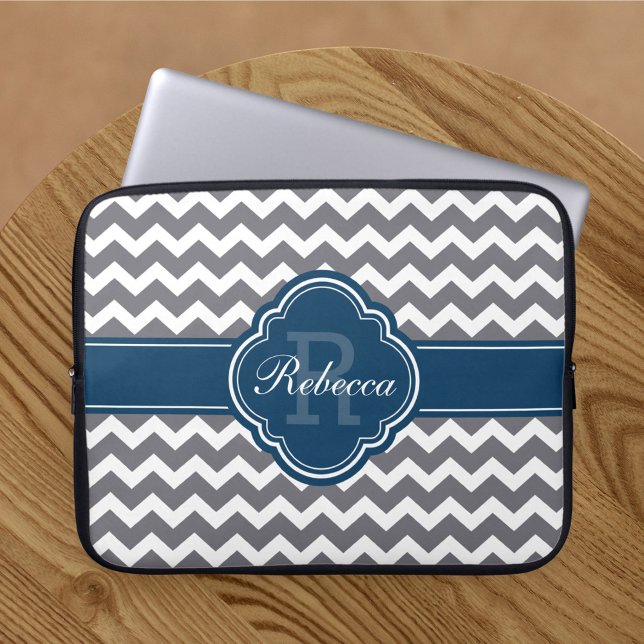 Blaues Quatrefolienmonogramm Graues Zickzack Muste Laptopschutzhülle (Von Creator hochgeladen)