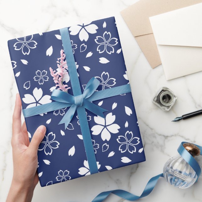 Blaues Sakura-Muster Geschenkpapier (Schenken)