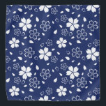 Blaues Sakura-Muster Halstuch<br><div class="desc">Traditionelle japanische Sakura Weißkirsche blühen Blume auf blau.</div>