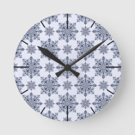 Blaues Schneeflocken-Damaskatmuster Runde Wanduhr