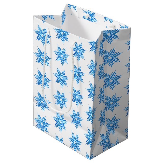 Blaues Schneeflockenmuster Mittlere Geschenktüte (Vorderseite Schrägansicht)