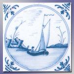 Blaues Segelboot Vintag Delft Art Ticino Fliese<br><div class="desc">Klassische Delft landschaftliche Kunst eines Segelbootes auf einem ruhigen See reproduziert und reproduziert aus einer echten antiken Kachel. Es hat ein handgemaltes Ambiente und ist mit blauen und weißen Elementen in den Ecken dekoriert. Klicken Sie auf Anpassen,  um Ihren Namen oder Ihre Nachricht hinzuzufügen.</div>
