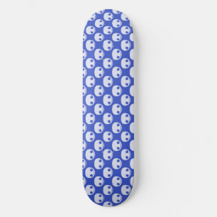 Blaues Skatedeck mit weißen Toon Skulls Skateboard