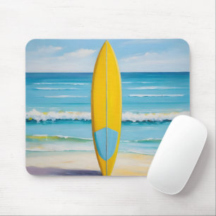 Blaues und gelbes Surfbrett am Strand Mousepad
