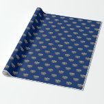 Blaues und goldenes Chanukka Menorah Geschenkpapier<br><div class="desc">Hier haben wir ein reizendes Packpapier, das ein schönes metallisches Goldmenorah auf einem dunklen Winterblauhintergrund kennzeichnet. Dieses Papier ist in den mehrfachen Größen verfügbar und ist ein Match zu anderen Packpapieren, zu den Seidenpapieren, zu den Geschenktaschen und zu einer Grußkarte. Dieses ist sicher, einen perfekten Zusatz zu Ihren Geschenken diese...</div>