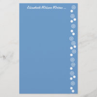 Blaues und weißes Blumenbriefpapier
