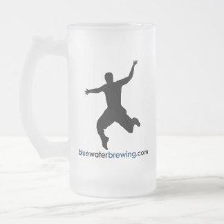 Blaues Wasser, das glasig-glänzende Tasse braut