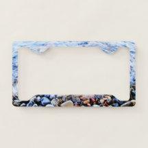 Blaues Wasser mit farbigen Steinen