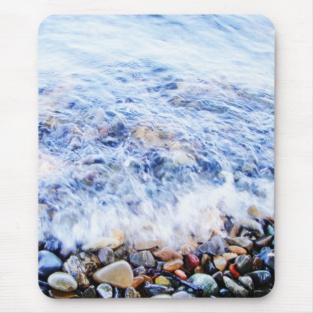 Blaues Wasser mit farbigen Steinen Mousepad (Vorne)