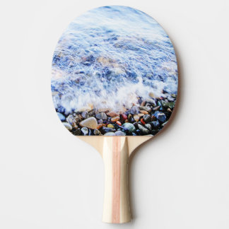 Blaues Wasser und bunte Steine Tischtennis Schläger