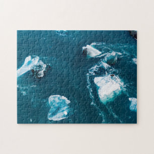 Blaues Wasser und weißes Eis
