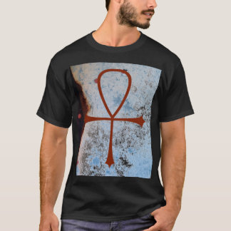 blaues weißes colorfield mit Korrosion und rotem T-Shirt