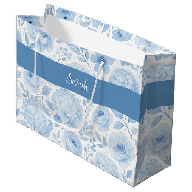 Blaues weißes Wasserfarben-Blumenmonogramm Name Große Geschenktüte (Vorderseite Schrägansicht)