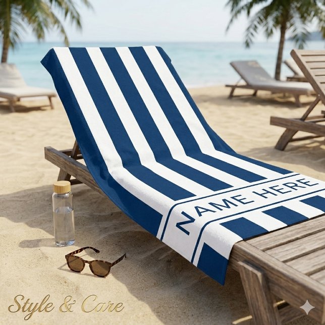 Blaues, weißgestrichenes Badetuch mit Name (Navy Blue White Striped Beach Towel with Name)