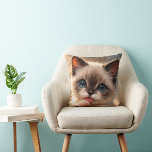Blaugäugige Siamkatze, Kitten leckt seine Pfote Kissen