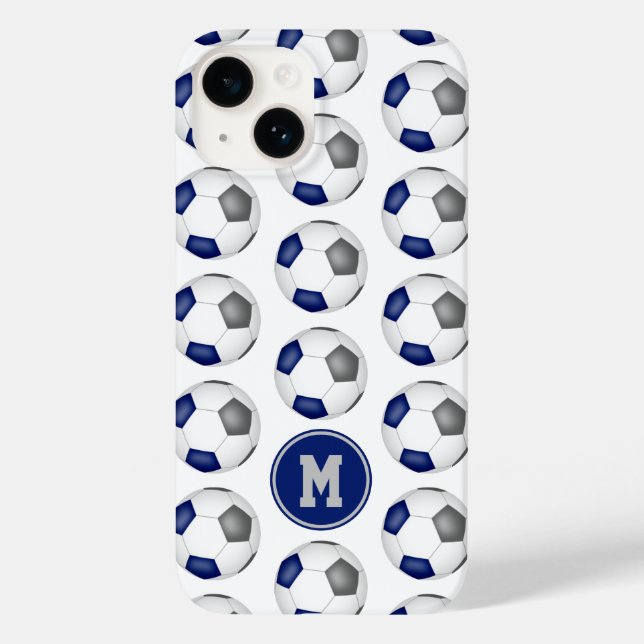 Blaugraue Fußballbälle mit Monogramm Case-Mate iPhone 14 Hülle (Rückseite)