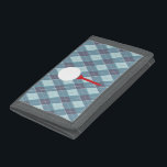 Blaugraue Raute gemusterte karierte Golfer Tee Trifold Geldbörse<br><div class="desc">Traditionelles Golfen Raute (Argyll) Diamantschlauch karierte Brieftasche. Ideal,  um ein wenig lockeres Geld mit Ihren Golfschlägern behalten. Entworfen von Sarah Trett.</div>