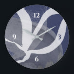 Blaugraue und weiße Wasserfarbe Große Uhr<br><div class="desc">Die moderne künstlerische Uhr besticht durch ein einzigartiges künstlerisches Design in einer blau-grauen und weißen Farbpalette. Diese abstrakte Komposition basiert auf Kombinationen Bio Formen und Linien, die sich überlagern und zu einem komplizierten abstrakten Design verbinden. Die Zahlen sind blau und weiß. Eine moderne Wanduhr für Ihr Wohnzimmer, Schlafzimmer, Küche oder...</div>