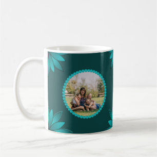 Blaugrüne Blättchen-Mandala-Design auf Dunkelcyan Kaffeetasse