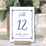 Blauhandgezeichnete Whimsical-Hochzeit Tischnummer<br><div class="desc">Blau Elegante Hand gezeichnet Whimsical Hochzeit Tischnummer. Diese bezaubernde Tischnummer-Karte mit einem subtilen, handgezeichnet Rahmen mit schwarzen Herzen in jeder Ecke und einem unterhaltsamen und dennoch eleganten Design, das die Tischnummer sanft umgibt. Die Mischung aus Drehbuch und handgeschriebenen Schriftart verleiht dem Hotel eine stilvolle und persönliche Touch, die sich durch...</div>