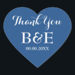 Blauherzförmige Gastgeschenk Hochzeit dank Aufkleb Herz-Aufkleber<br><div class="desc">Blauherzförmige Gastgeschenk Hochzeit danke Ihnen Aufkleber. Navy Blau und Weiß oder benutzerdefinierte Hintergrundfarbe. Elegante Skripttypografie. Verwenden Sie als romantische Umschlag Aufkleber / Dichtungen oder als mit Monogramm Gastgeschenk Hochzeit Label für Dankeschön. Niedliche Liebe Symbolform mit stylischem Text. Auch praktisch für andere Anlässe wie z.B. Verlobungsfeier,  Jubiläum etc.</div>