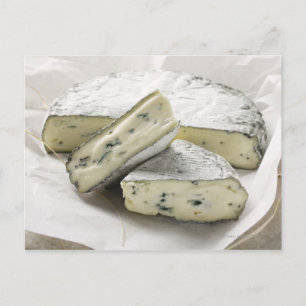 Blaukäse mit Stücken, die auf Papier geschnitten s Postkarte